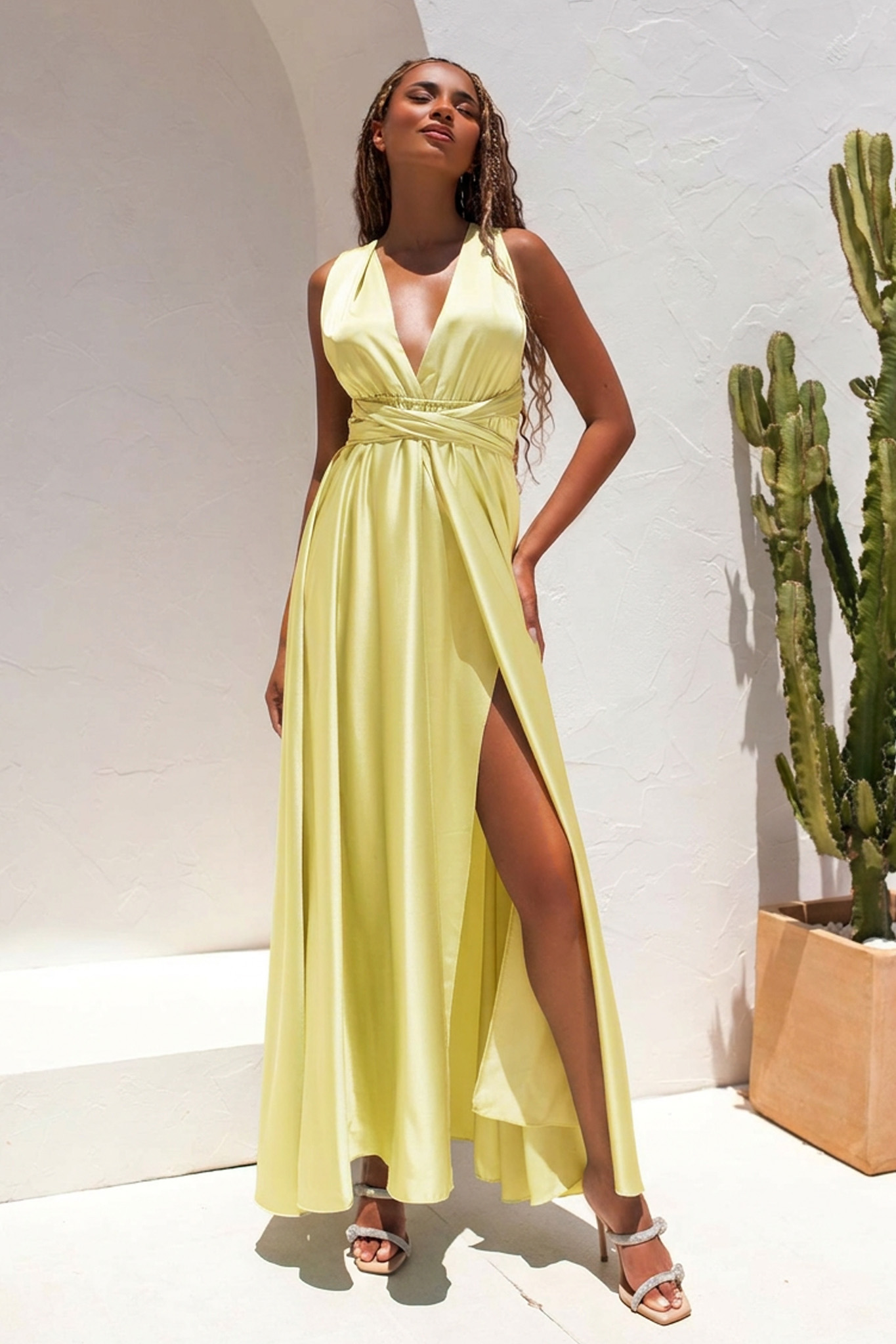 Vilma μακρύ φόρεμα με όψη σατέν με πολυμορφικό δέσιμο κίτρινο - Image 1