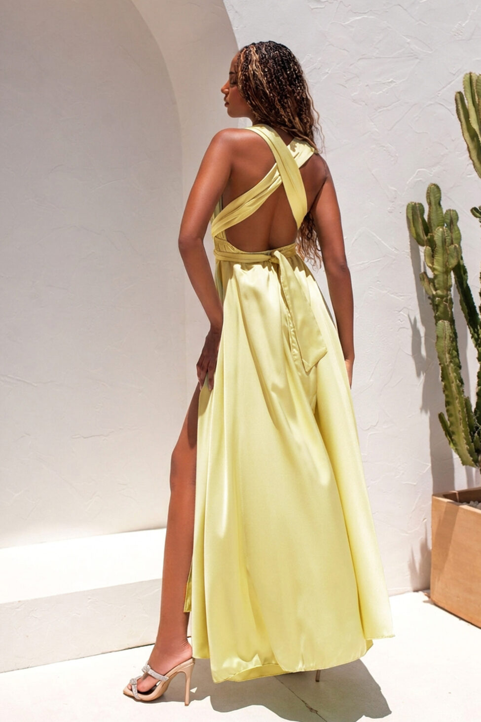 Vilma μακρύ φόρεμα με όψη σατέν με πολυμορφικό δέσιμο κίτρινο - Image 2