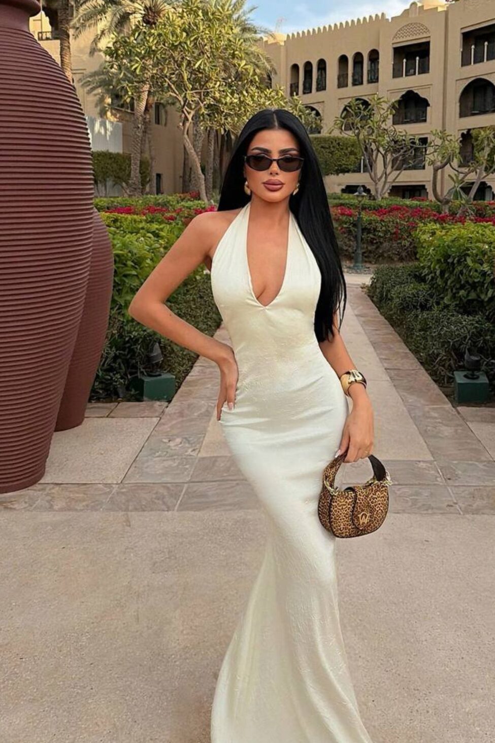 Amara Φόρεμα maxi σατέν με βαθύ ντεκολτέ και ανοιχτή πλάτη εκρού - Image 2