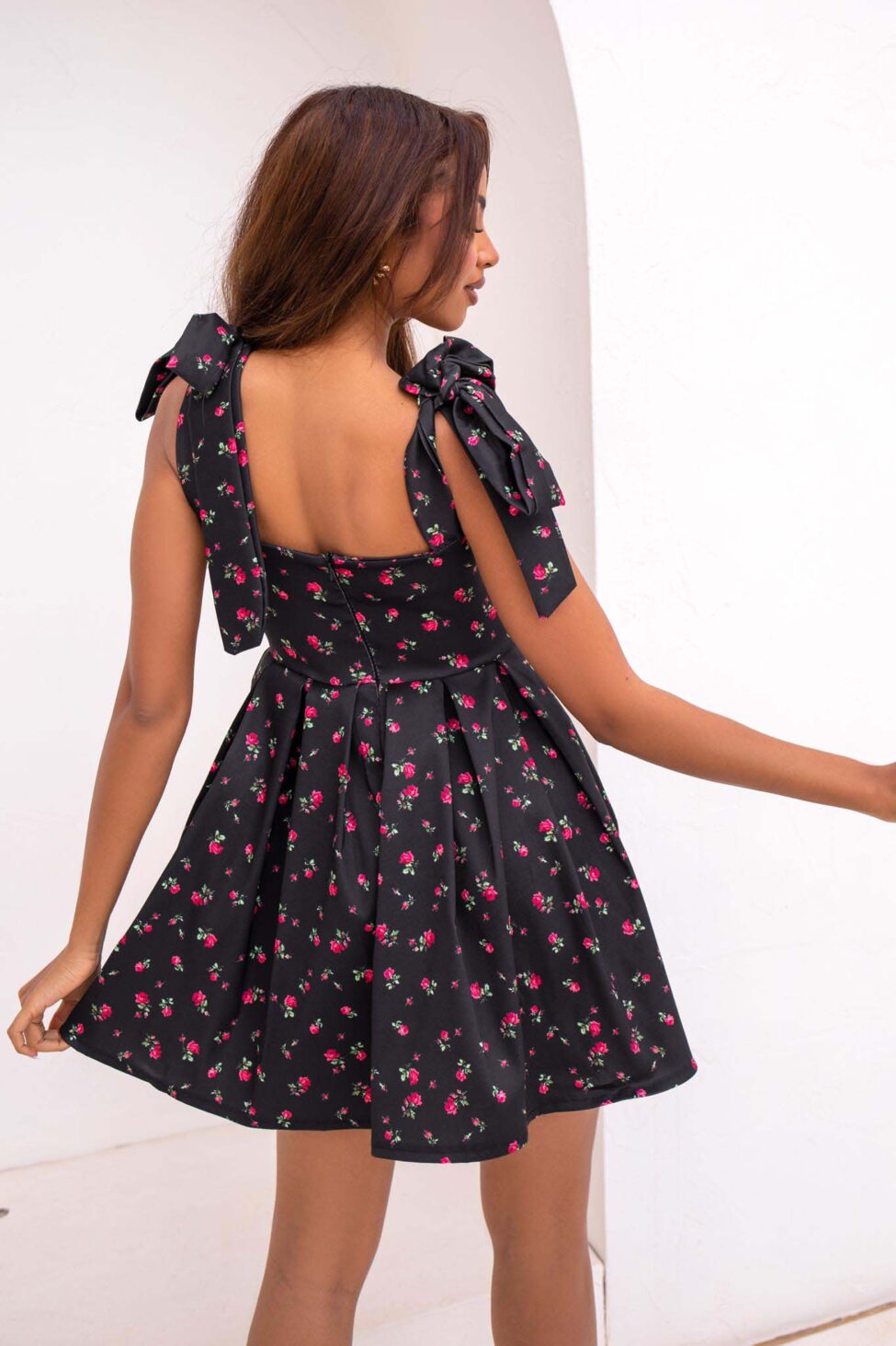 Boden μίνι φλόραλ φόρεμα με δέσιμο στους ώμους μαύρο - Image 2