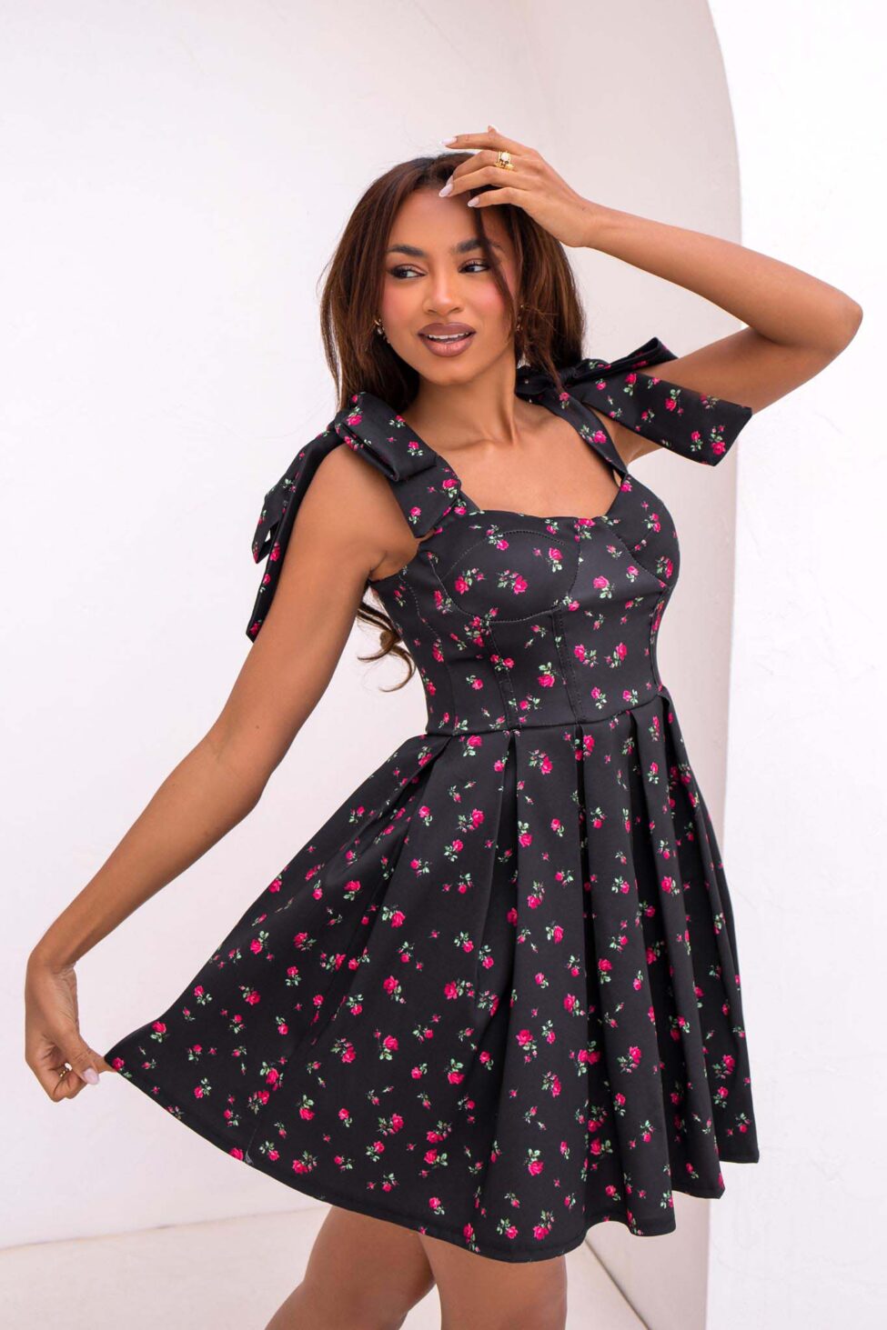 Boden μίνι φλόραλ φόρεμα με δέσιμο στους ώμους μαύρο - Image 3