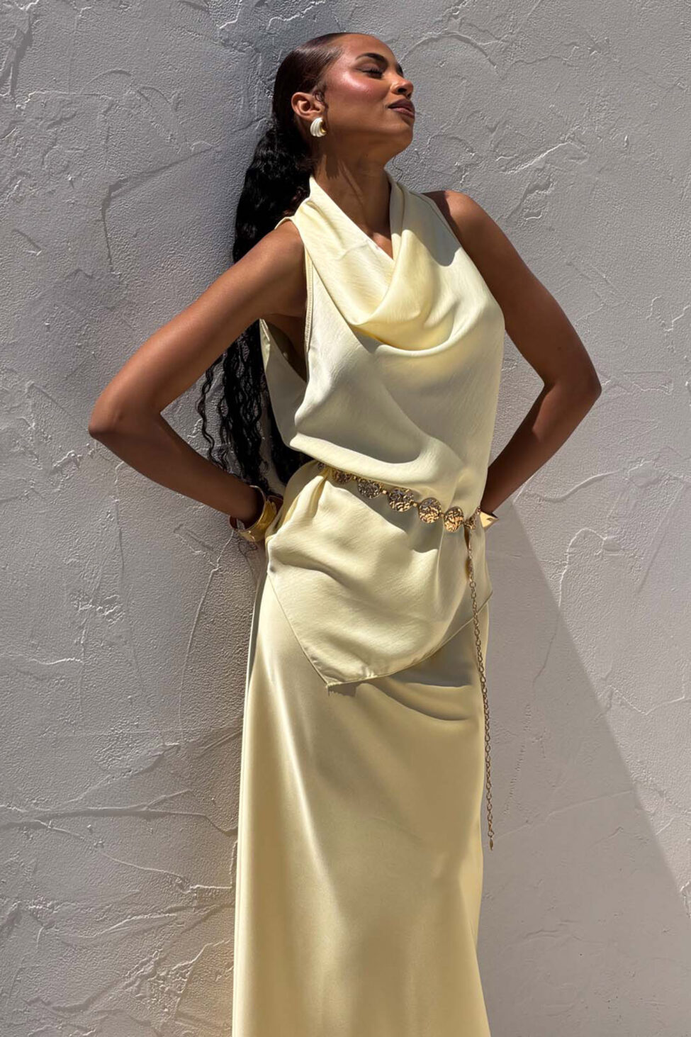 Chic μπλούζα σατινέ με ντραπέ λαιμόκοψη κίτρινο - Image 3