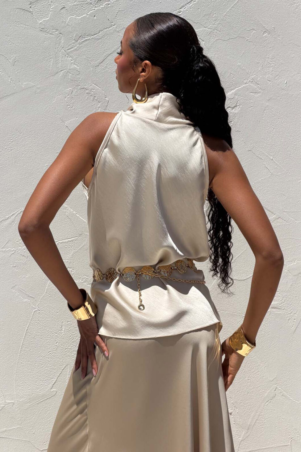 Chic μπλούζα σατινέ με ντραπέ λαιμόκοψη μπεζ - Image 2