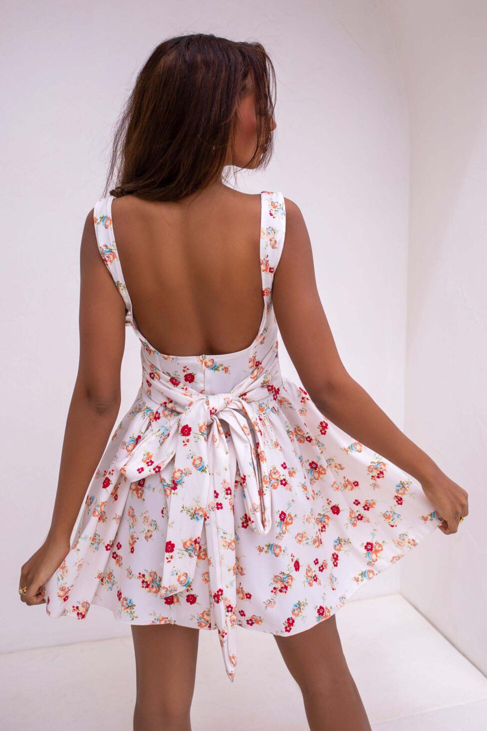 Farouche μίνι φόρεμα φλοράλ εξώπλατο με φιόγκο πίσω εκρού - Image 3