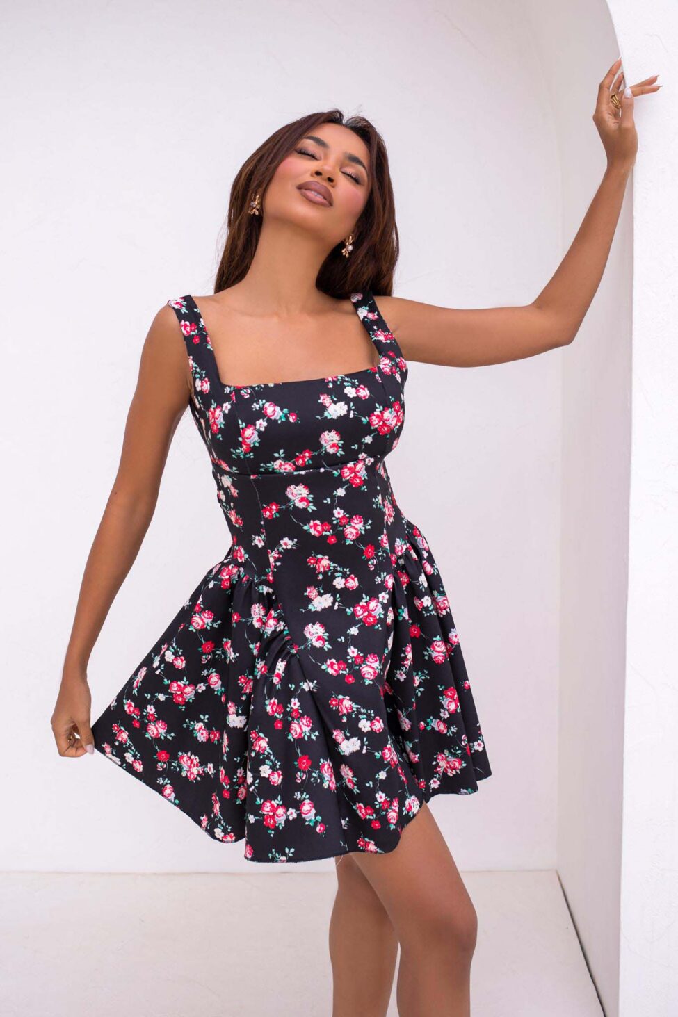 Farouche μίνι φόρεμα φλοράλ εξώπλατο με φιόγκο πίσω μαύρο - Image 2