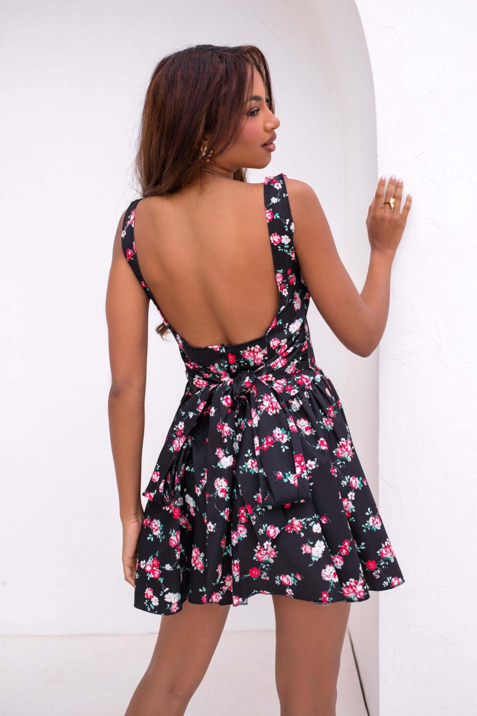 Farouche μίνι φόρεμα φλοράλ εξώπλατο με φιόγκο πίσω μαύρο - Image 3