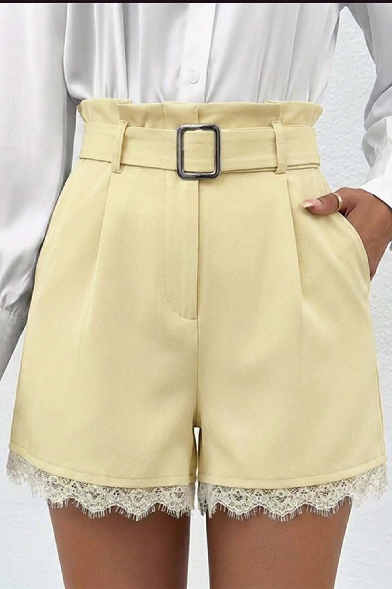 Jessie σορτς με ζώνη και δαντέλα στο τελείωμα κίτρινο - Image 1