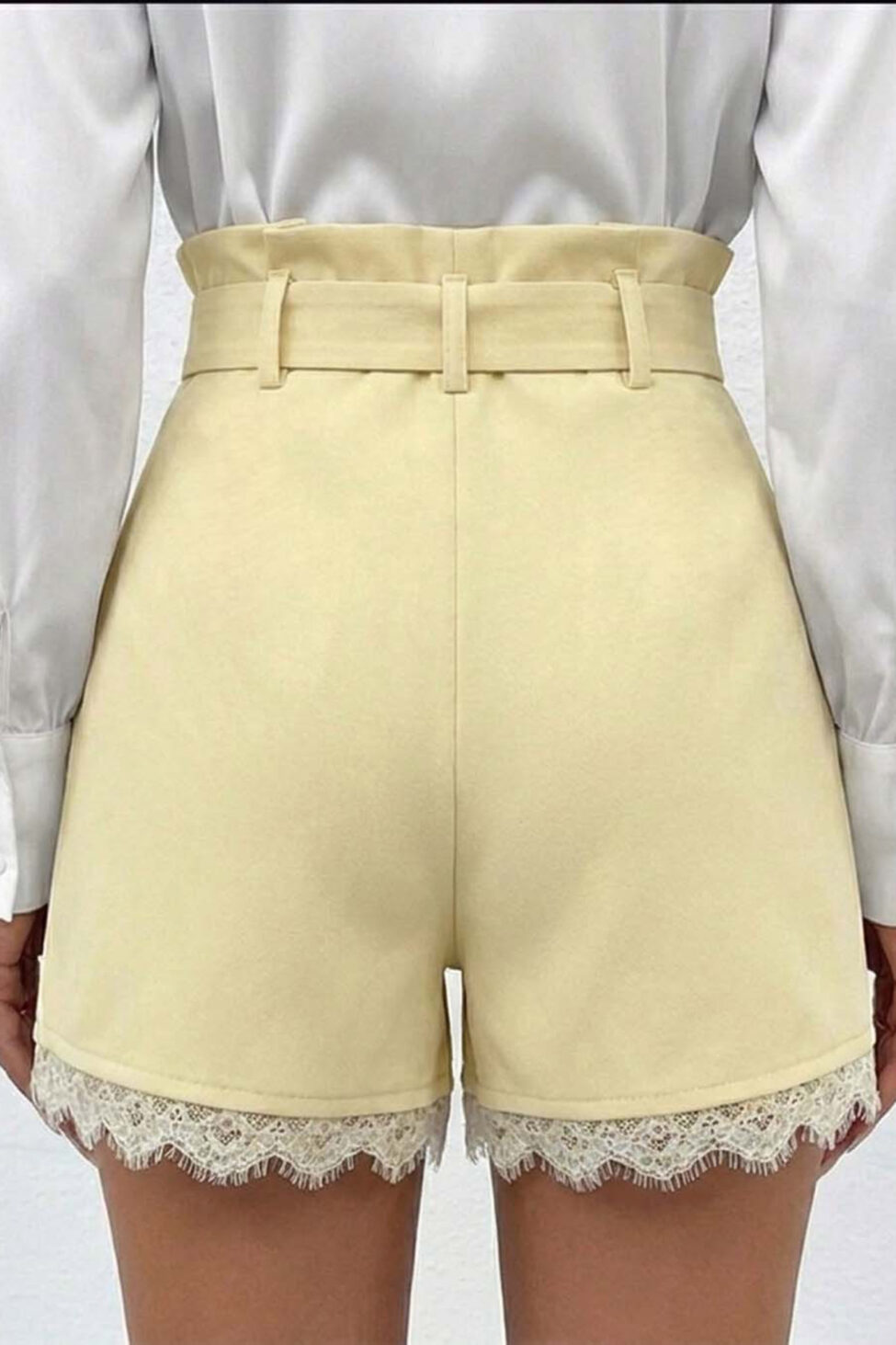 Jessie σορτς με ζώνη και δαντέλα στο τελείωμα κίτρινο - Image 2