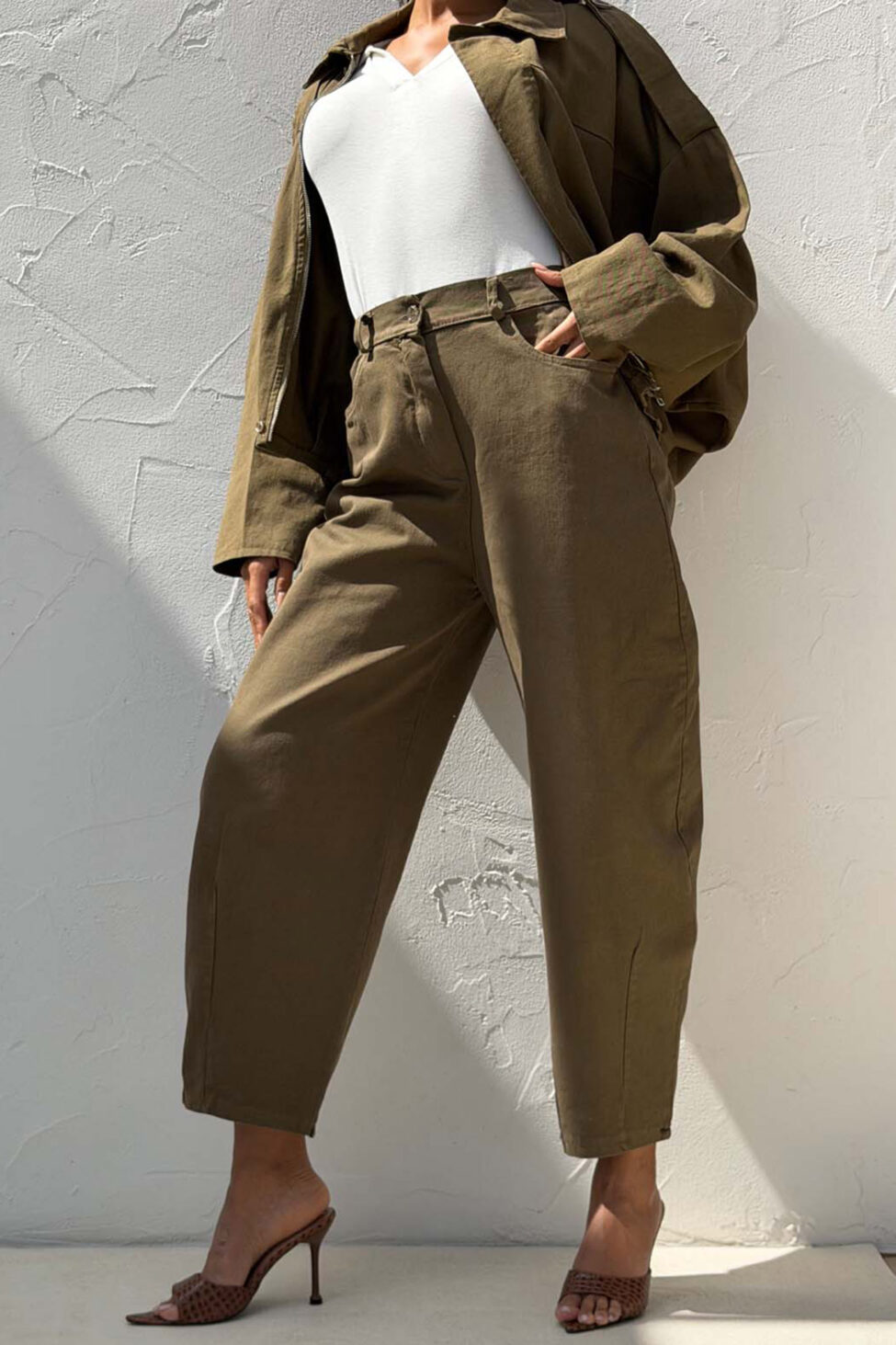 Jezebel σετ τζάκετ παντελόνι χακί - Image 2