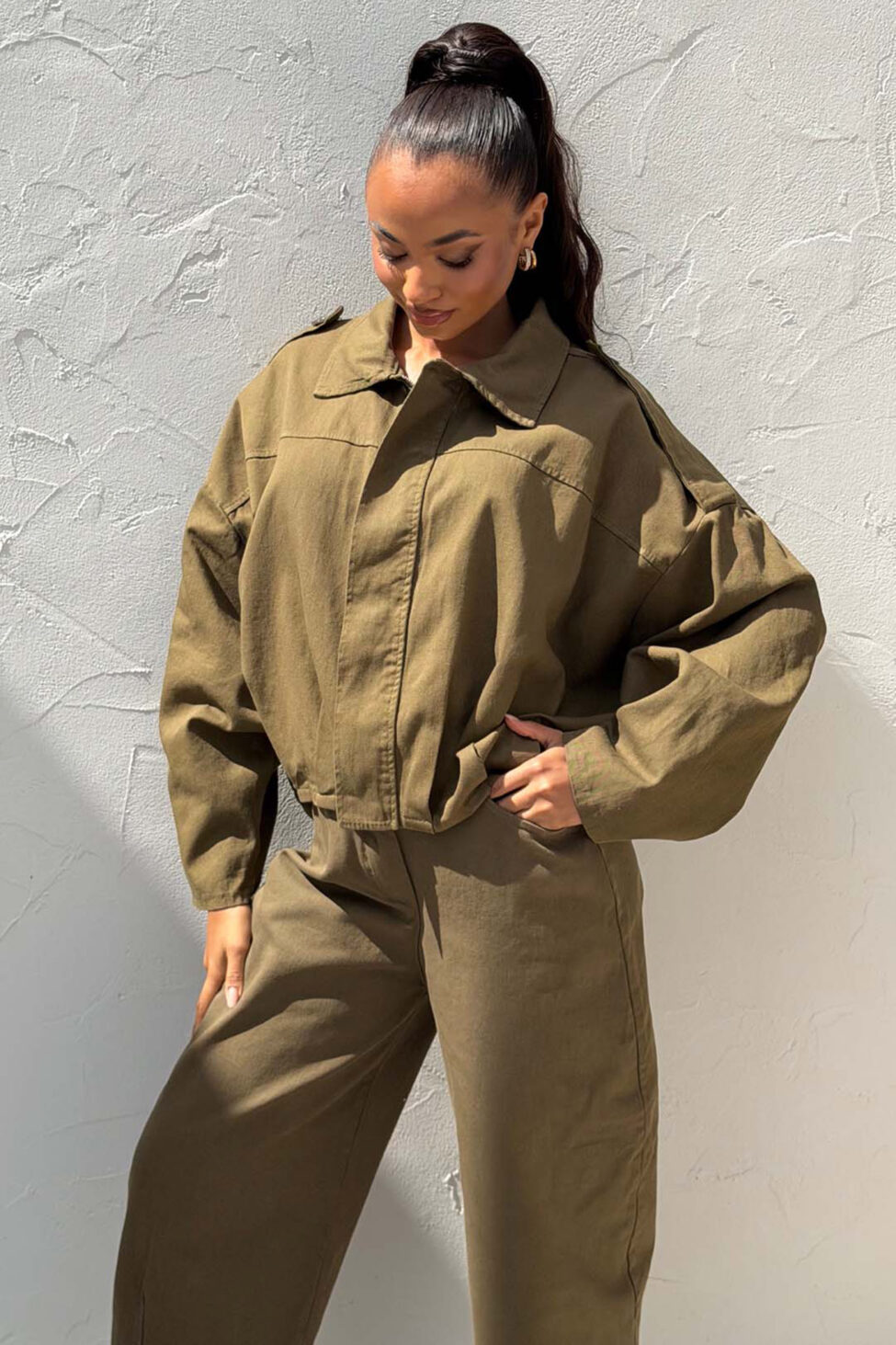 Jezebel σετ τζάκετ παντελόνι χακί - Image 5