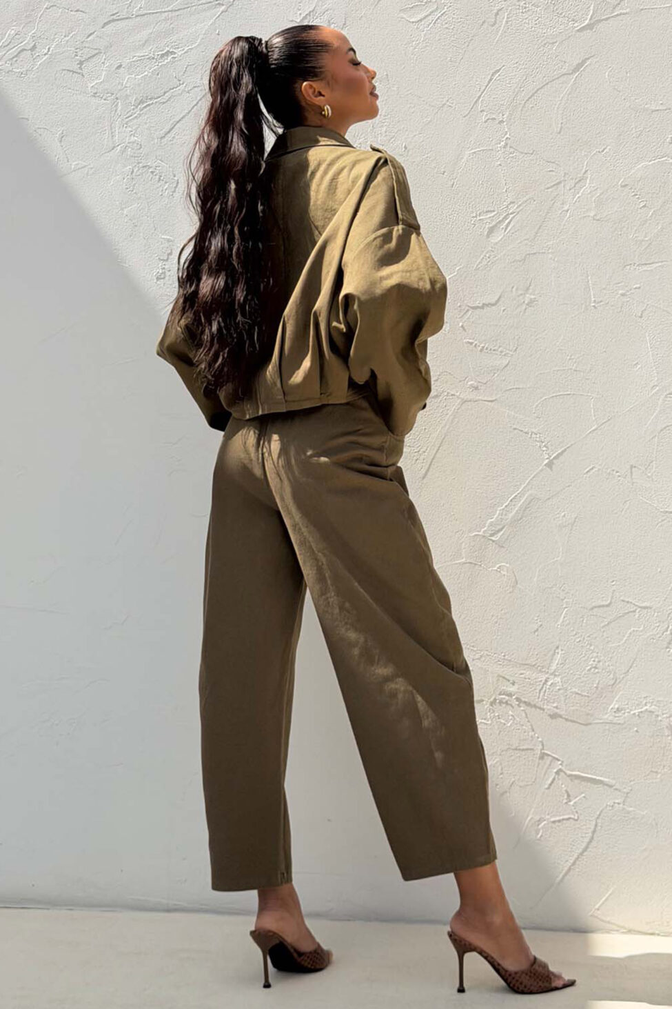 Jezebel σετ τζάκετ παντελόνι χακί - Image 6