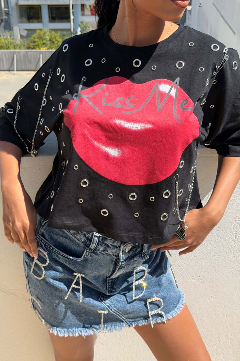 Kiss me κοντομάνικη μπλούζα με Τρουκς & Αλυσίδες μαύρο - Image 3