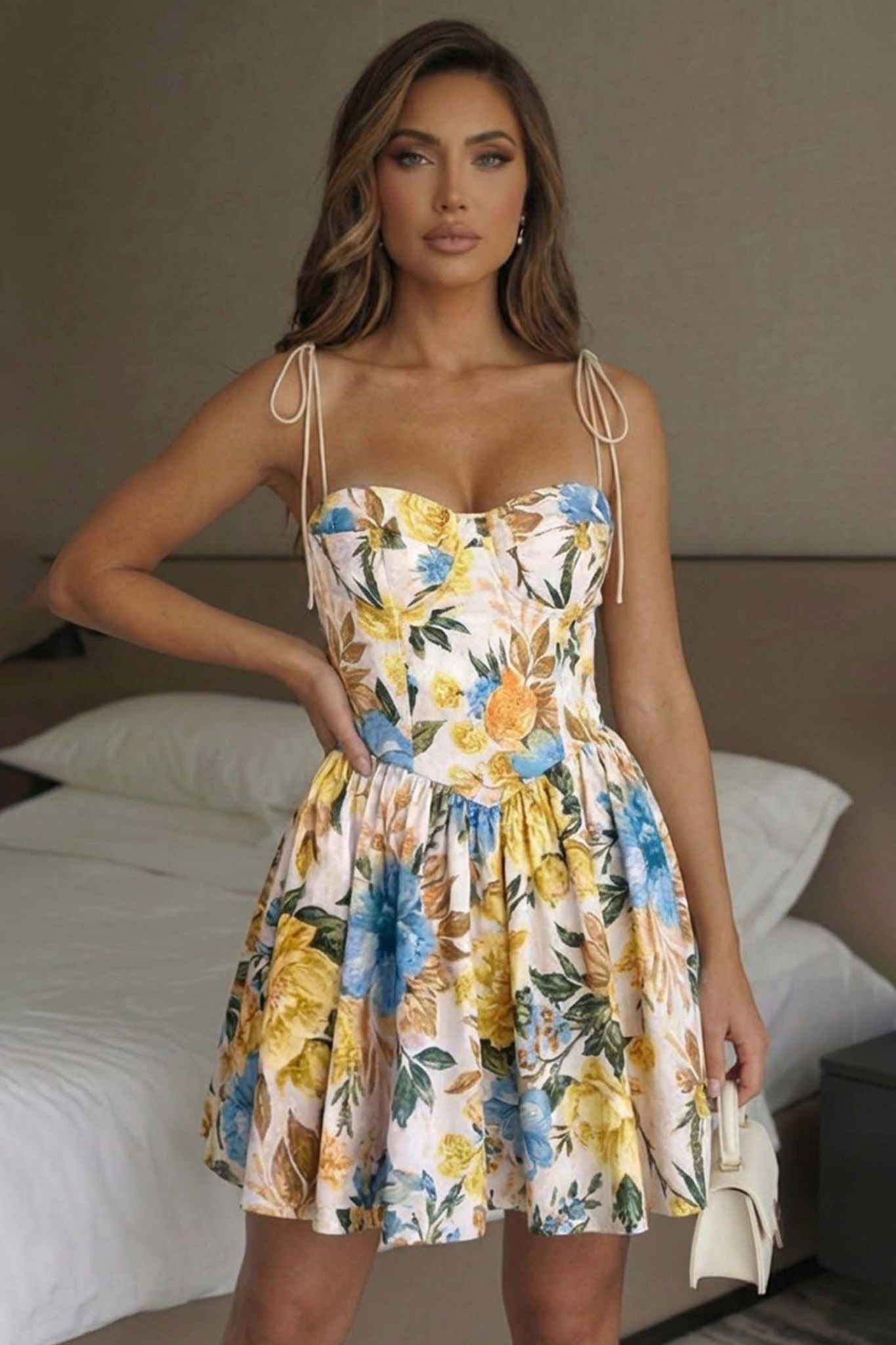 Linden μίνι φόρεμα με τιράντες φλοράλ κίτρινο Linden μίνι φόρεμα με τιράντες φλοράλ κίτρινο - Image 1