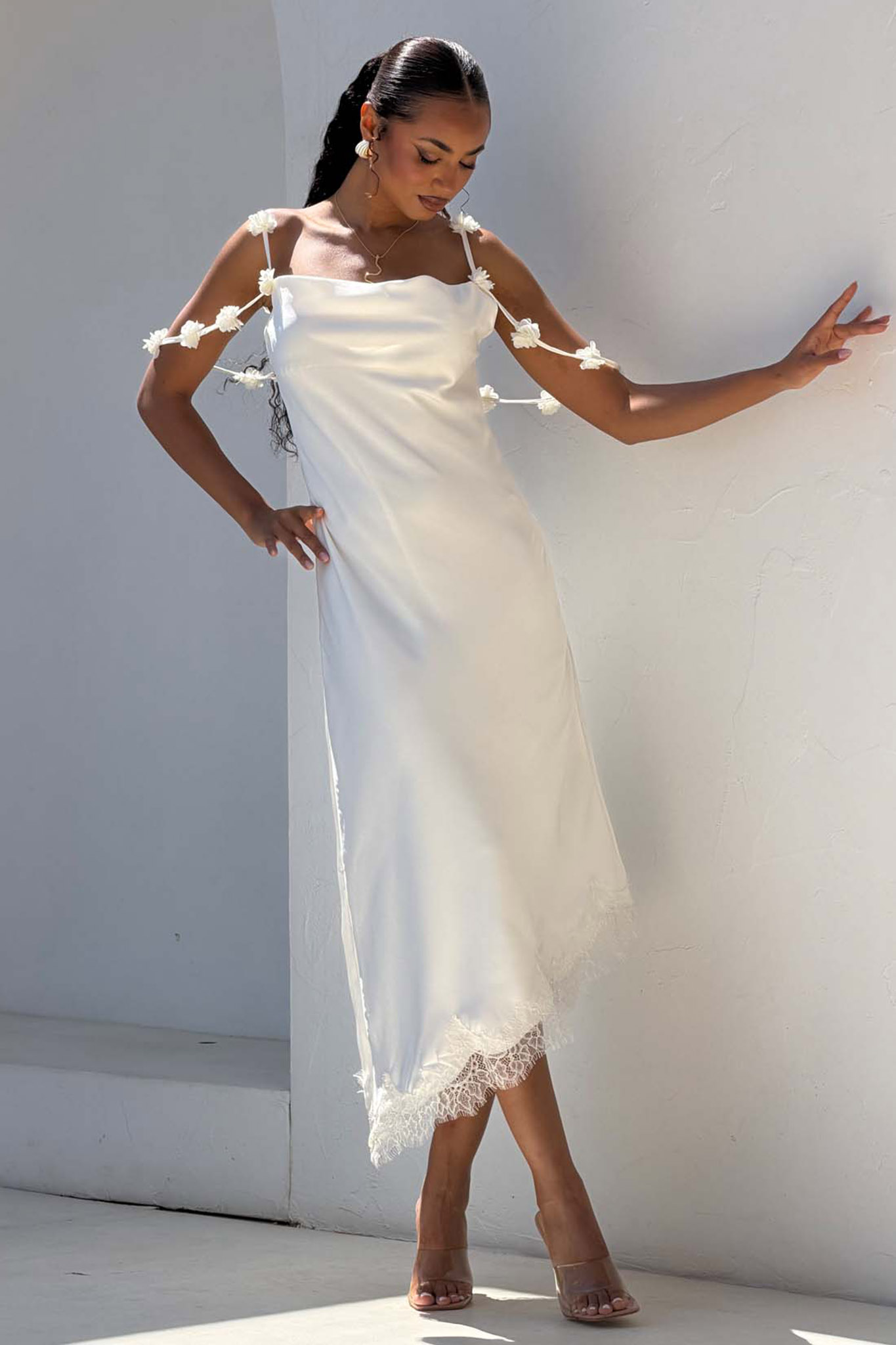 Maribel μίντι φόρεμα με φλοράλ διακόσμηση στους ώμους εκρού - Image 1