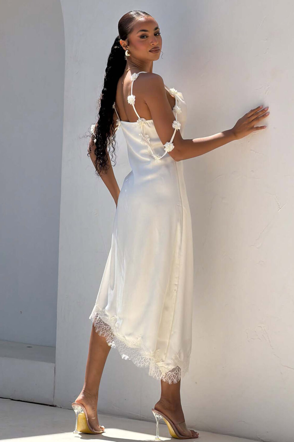 Maribel μίντι φόρεμα με φλοράλ διακόσμηση στους ώμους εκρού - Image 2