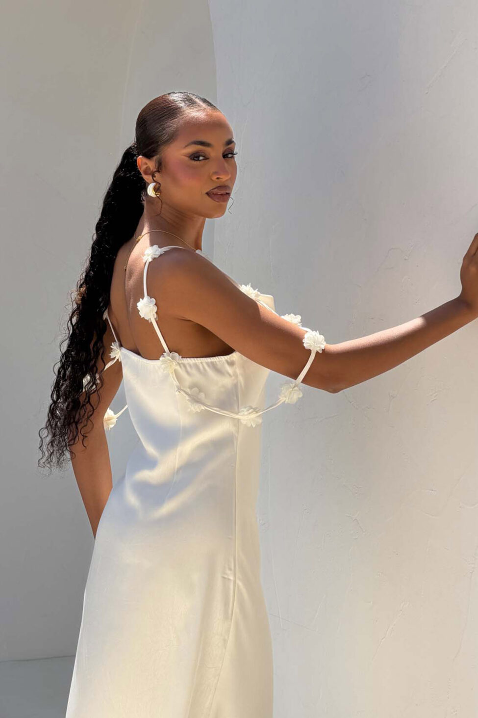 Maribel μίντι φόρεμα με φλοράλ διακόσμηση στους ώμους εκρού - Image 3