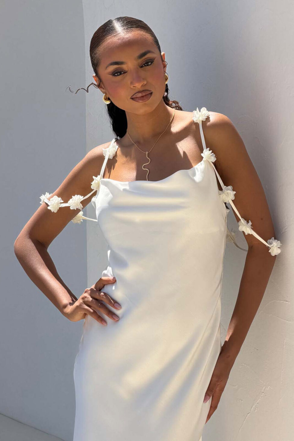 Maribel μίντι φόρεμα με φλοράλ διακόσμηση στους ώμους εκρού - Image 4