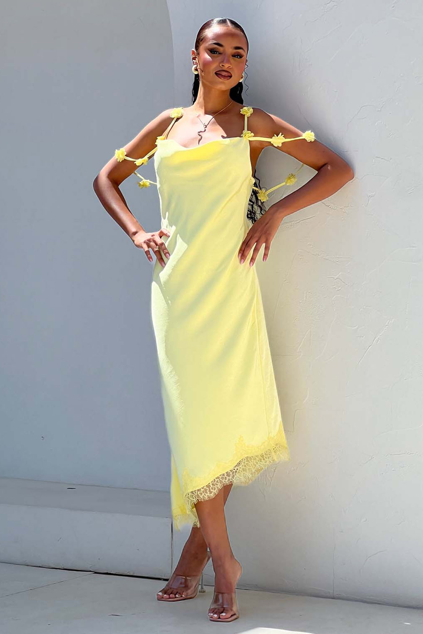 Maribel μίντι φόρεμα με φλοράλ διακόσμηση στους ώμους κίτρινο - Image 1