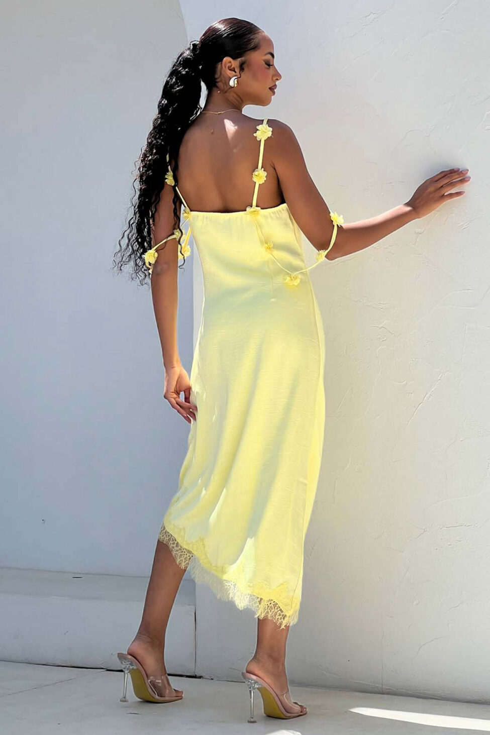 Maribel μίντι φόρεμα με φλοράλ διακόσμηση στους ώμους κίτρινο - Image 2