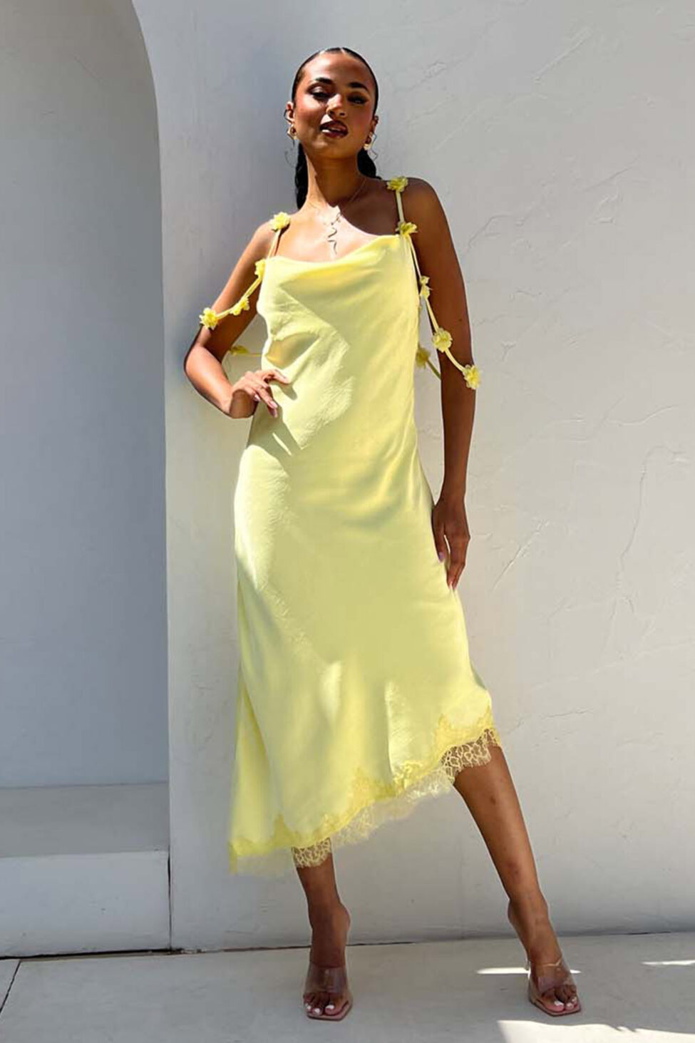 Maribel μίντι φόρεμα με φλοράλ διακόσμηση στους ώμους κίτρινο - Image 3