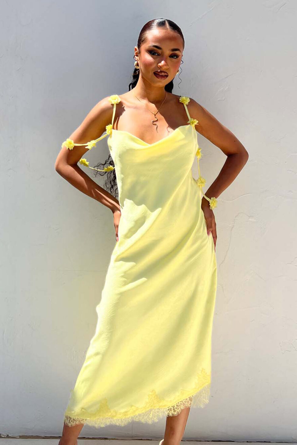 Maribel μίντι φόρεμα με φλοράλ διακόσμηση στους ώμους κίτρινο - Image 4
