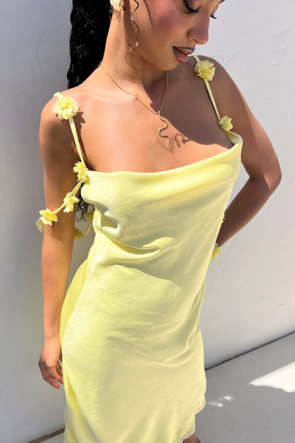 Maribel μίντι φόρεμα με φλοράλ διακόσμηση στους ώμους κίτρινο - Image 5