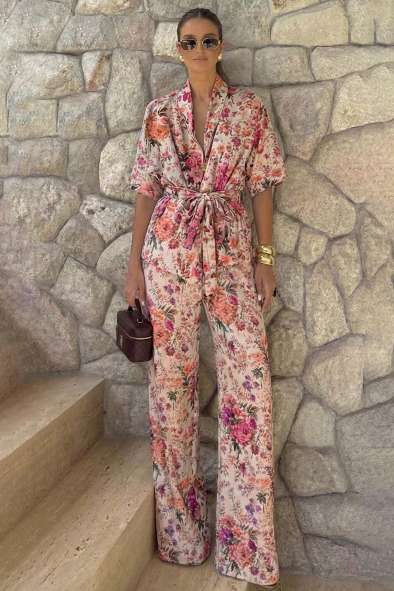 Melda σετ σακάκι κοντομάνικο με παντελόνι φλοράλ φούξια Melda σετ σακάκι κοντομάνικο με παντελόνι φλοράλ φούξια - Image 1