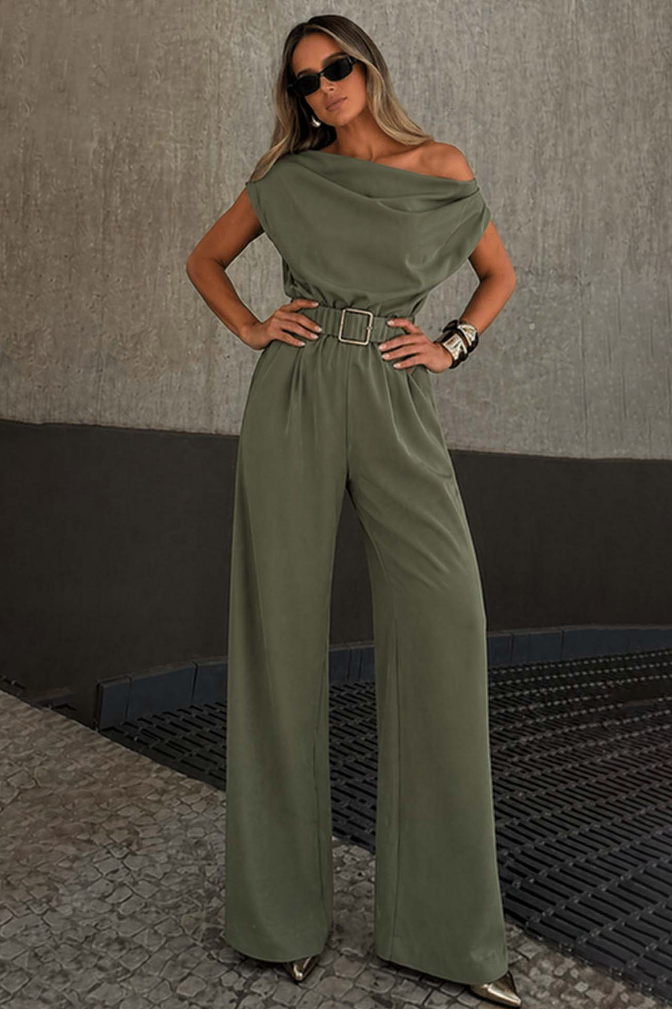 Rovina oλόσωμη φόρμα με ντραπέ λαιμόκοψη και ζώνη χακί - Image 1