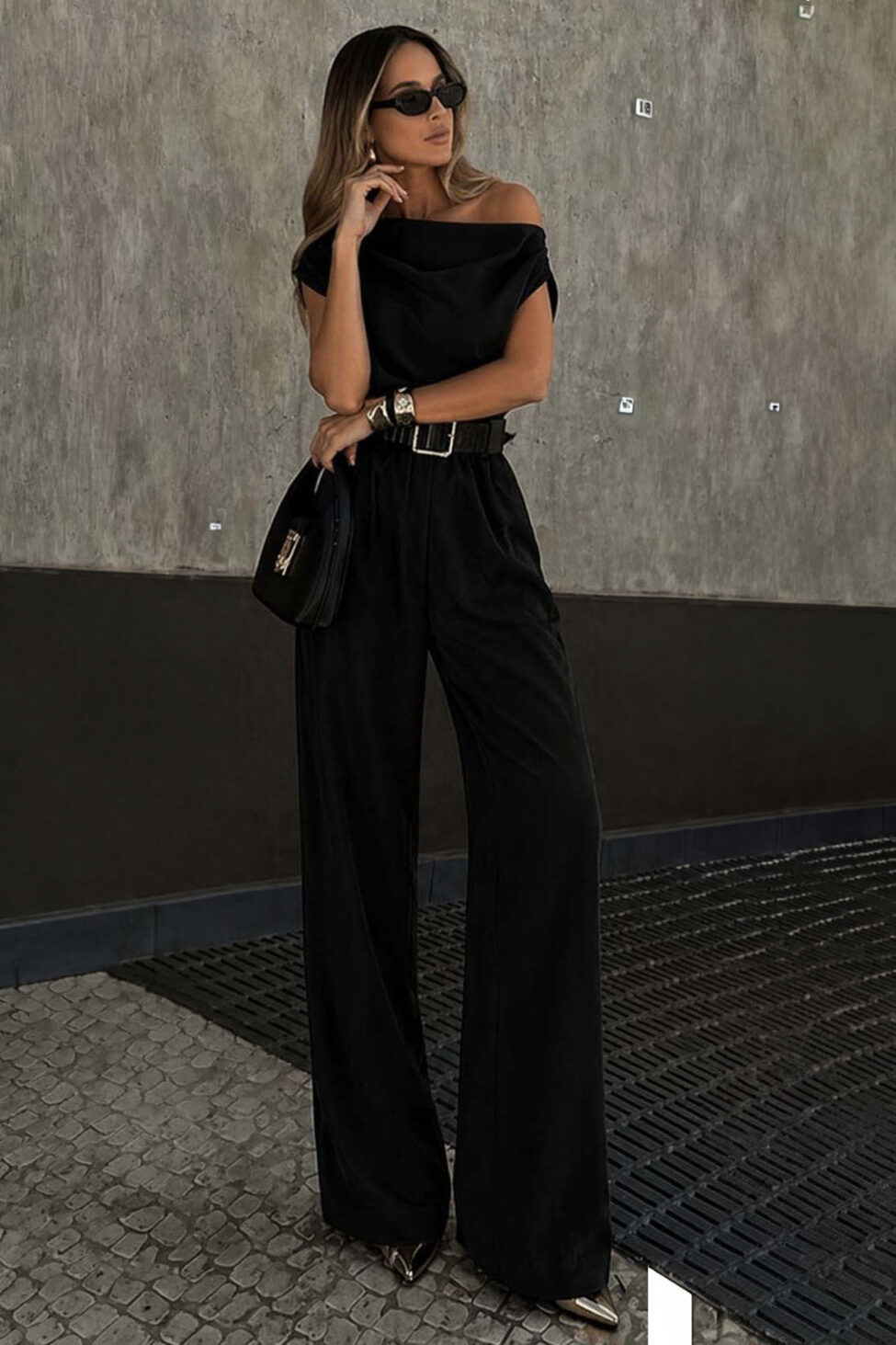 Rovina oλόσωμη φόρμα με ντραπέ λαιμόκοψη και ζώνη μαύρο - Image 2