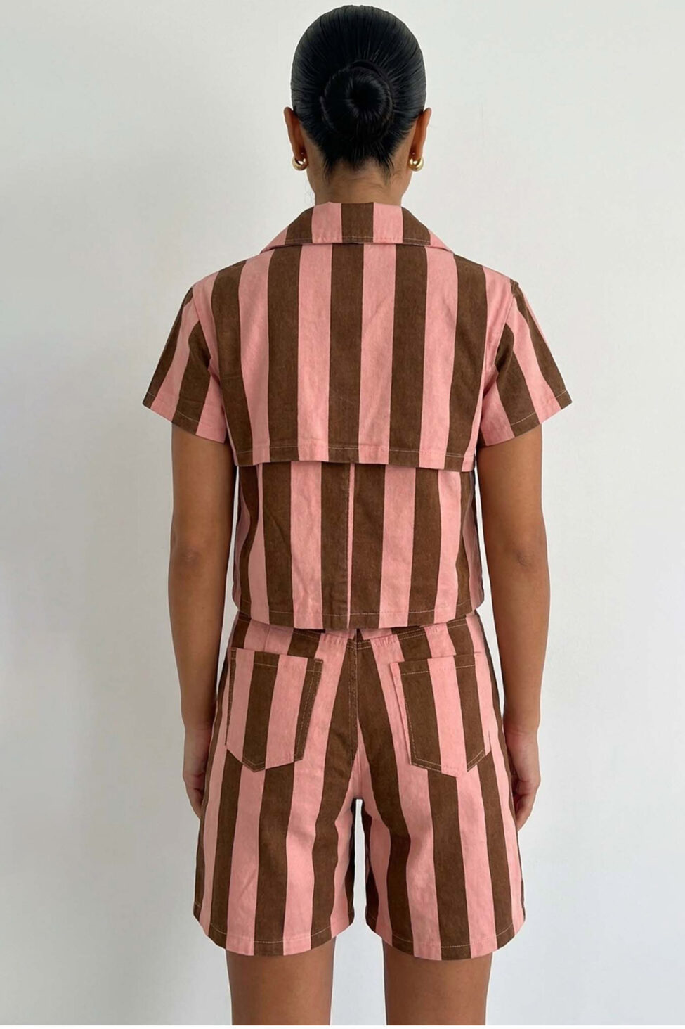 Simone σετ ριγέ με κοντομάνικο σακάκι και σορτς ροζ - Image 2