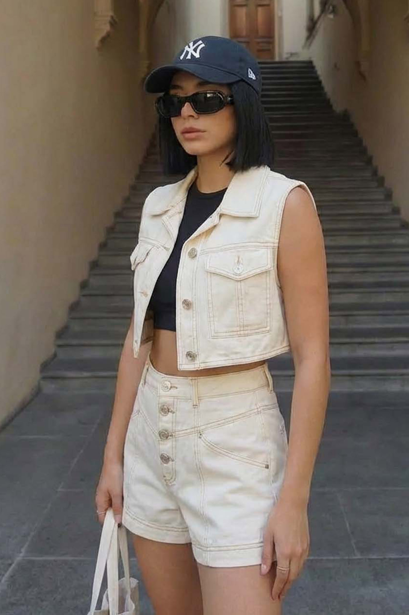 Urbania σετ τζιν με γιλέκο cropped και σορτς ψηλόμεσο εκρού - Image 1