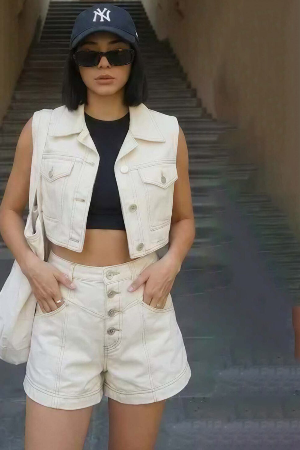 Urbania σετ τζιν με γιλέκο cropped και σορτς ψηλόμεσο εκρού - Image 2