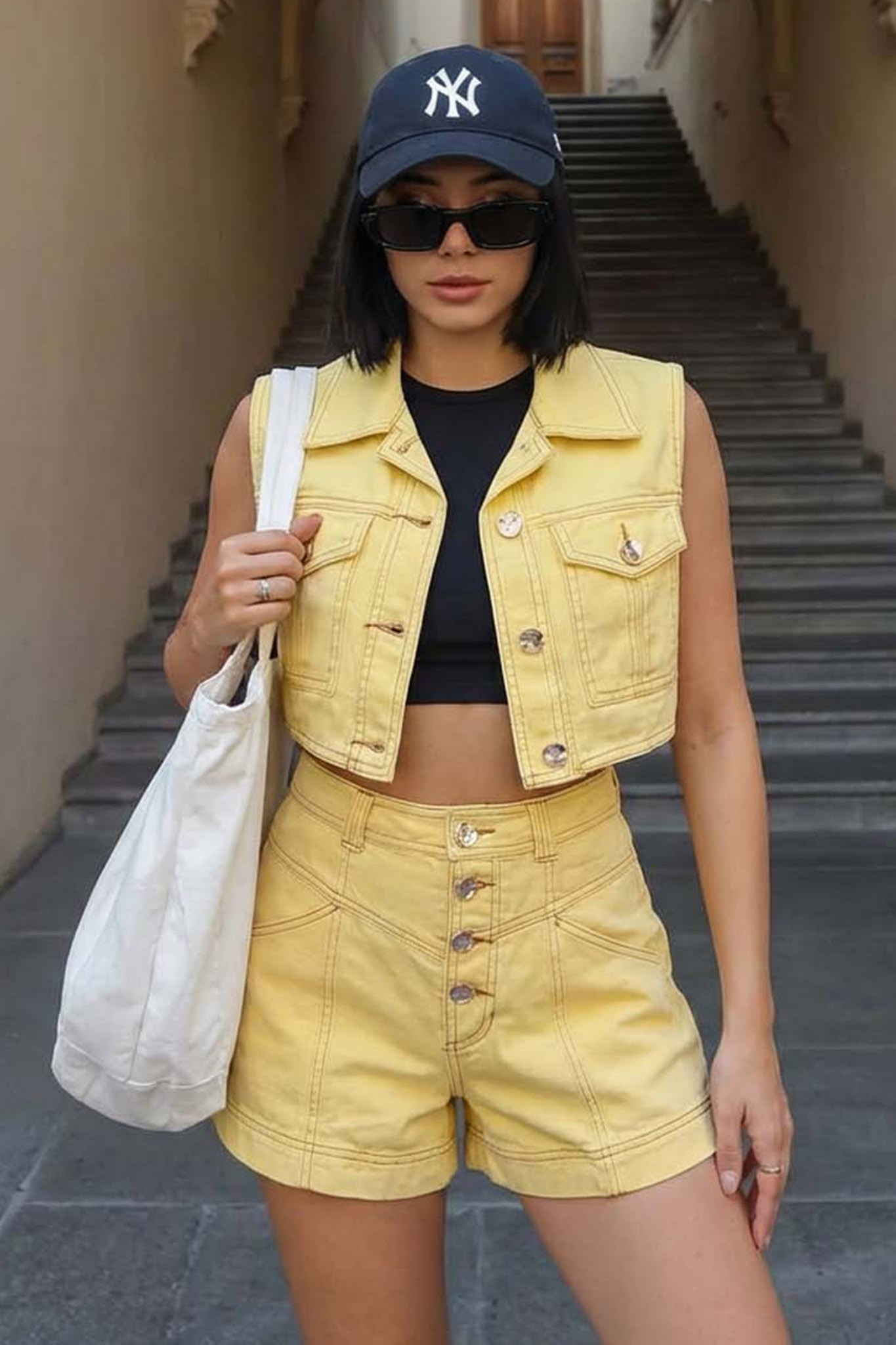 Urbania σετ τζιν με γιλέκο cropped και σορτς ψηλόμεσο κίτρινο - Image 1