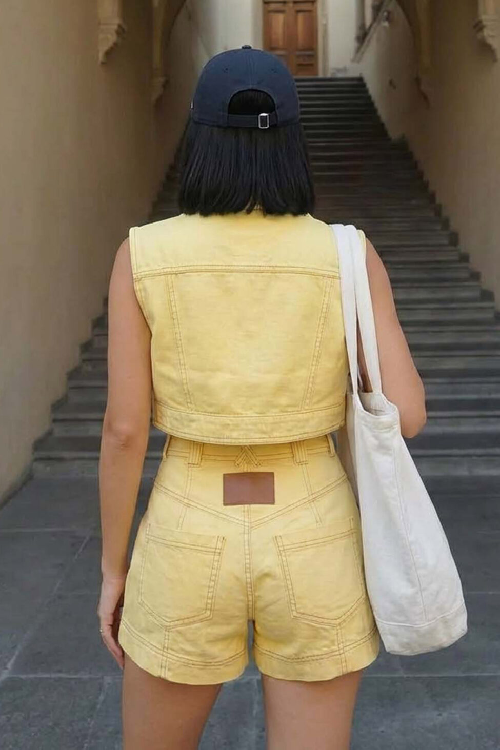 Urbania σετ τζιν με γιλέκο cropped και σορτς ψηλόμεσο κίτρινο - Image 2