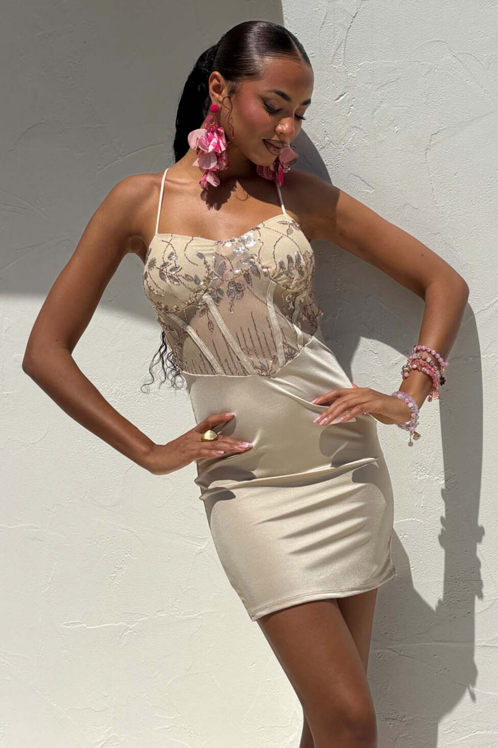 Velia μίνι φόρεμα με διαφάνεια και παγιέτες μπεζ - Image 2