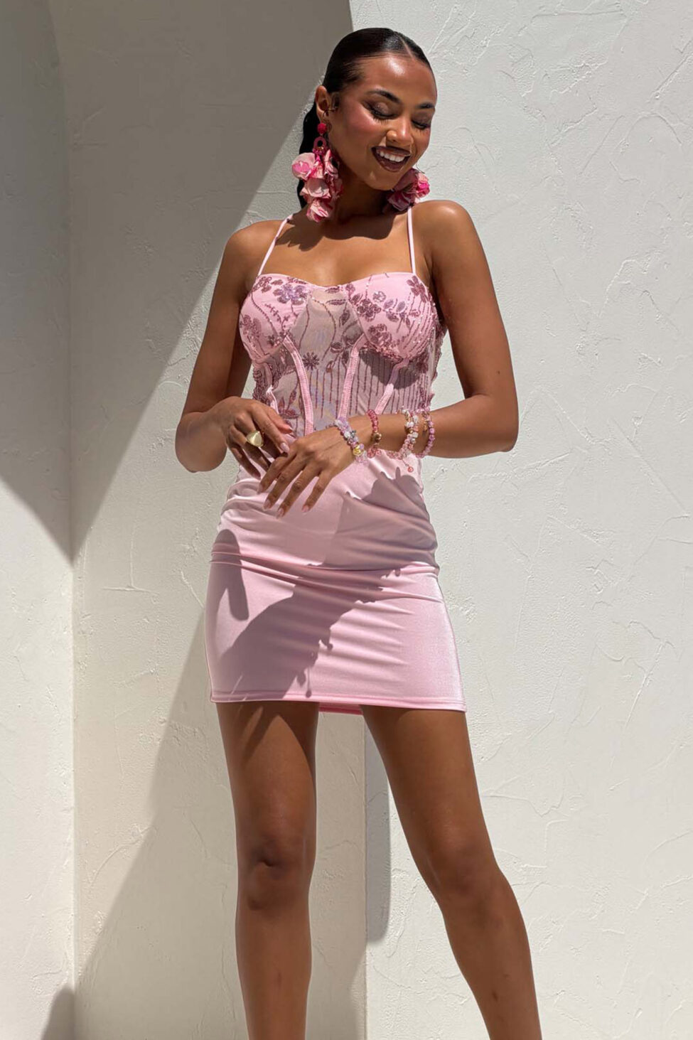 Velia μίνι φόρεμα με διαφάνεια και παγιέτες ροζ - Image 2