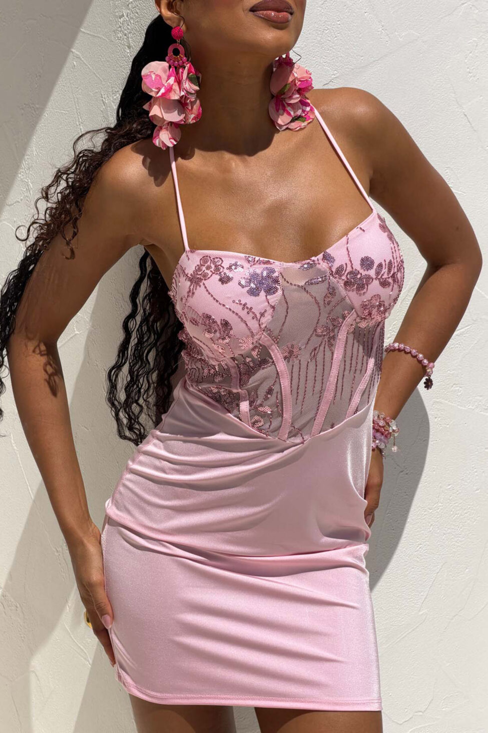 Velia μίνι φόρεμα με διαφάνεια και παγιέτες ροζ - Image 3