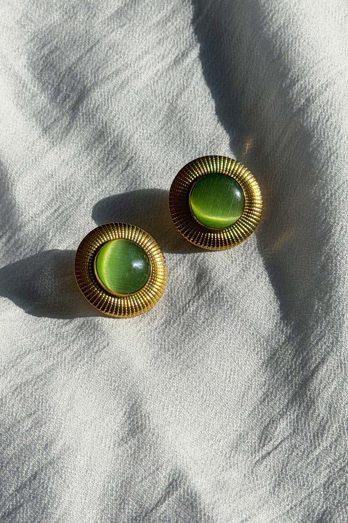 Cateye σκουλαρίκια με εντυπωσιακή πέτρα πράσινο Cateye σκουλαρίκια με εντυπωσιακή πέτρα πράσινο - Image 1