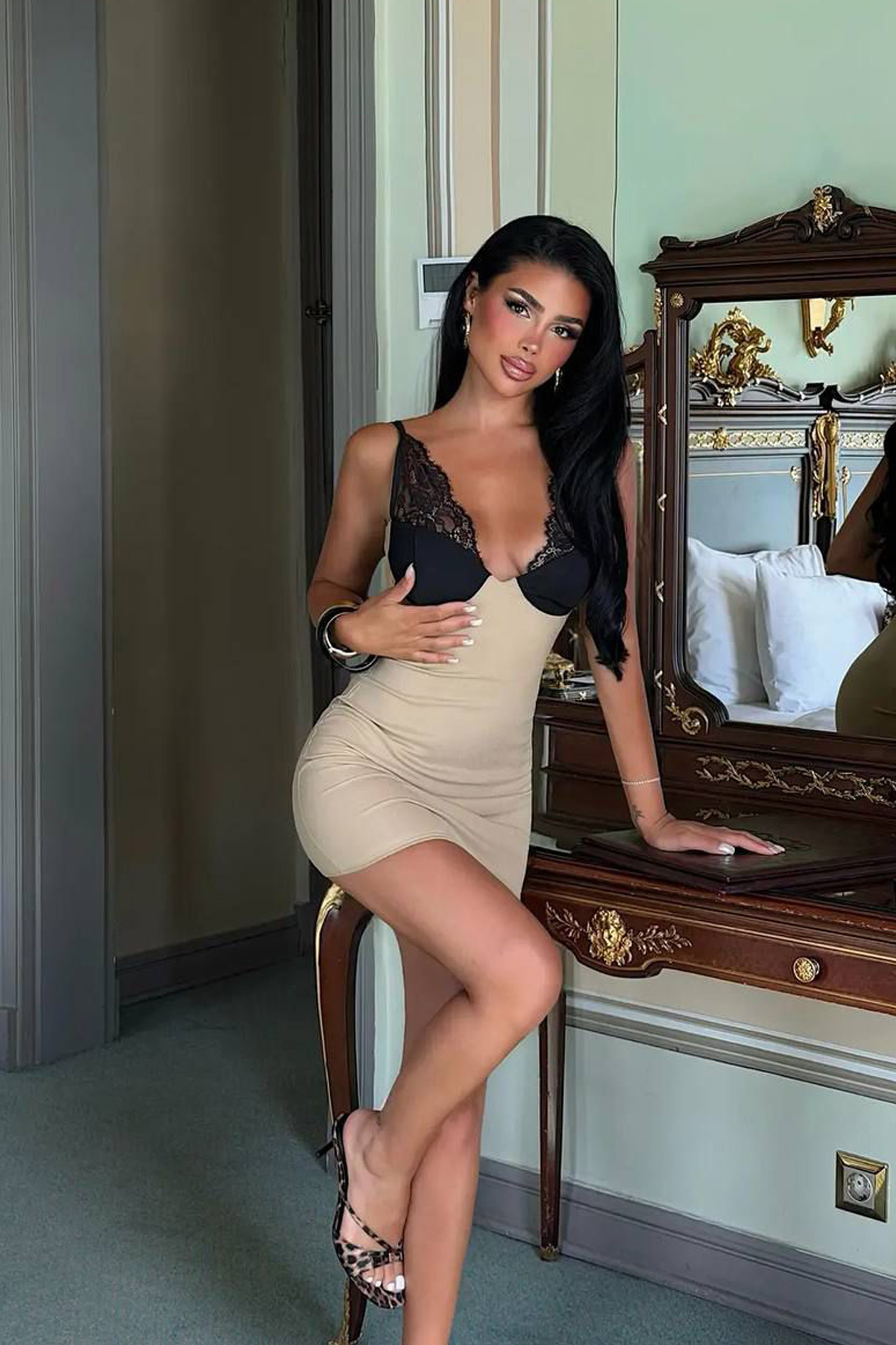 Noelle Φόρεμα μίνι εφαρμοστό με δαντέλα και βαθύ ντεκολτέ μπεζ - Image 1
