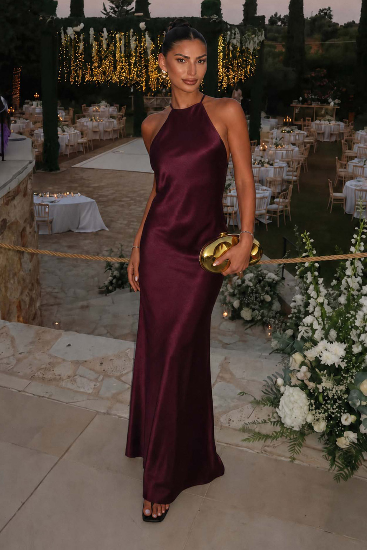 Grace Φόρεμα μάξι σατέν με ανοιχτή πλάτη και κόσμημα μπορντό - Image 1