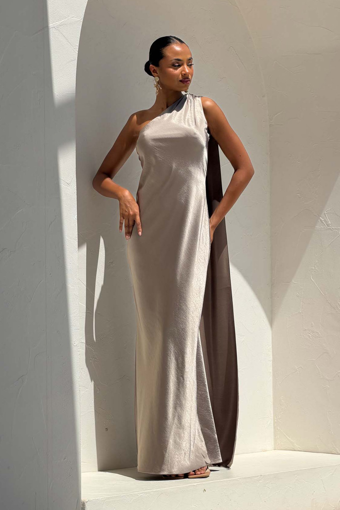 Karma σατέν μάξι φόρεμα με έναν ώμο πούρο Karma σατέν μάξι φόρεμα με έναν ώμο πούρο - Image 1