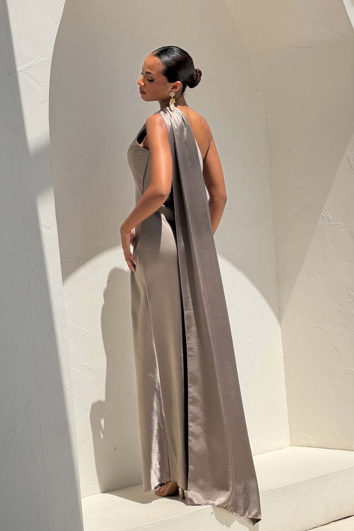 Soraya σατέν μάξι φόρεμα με έναν ώμο πούρο - Image 3