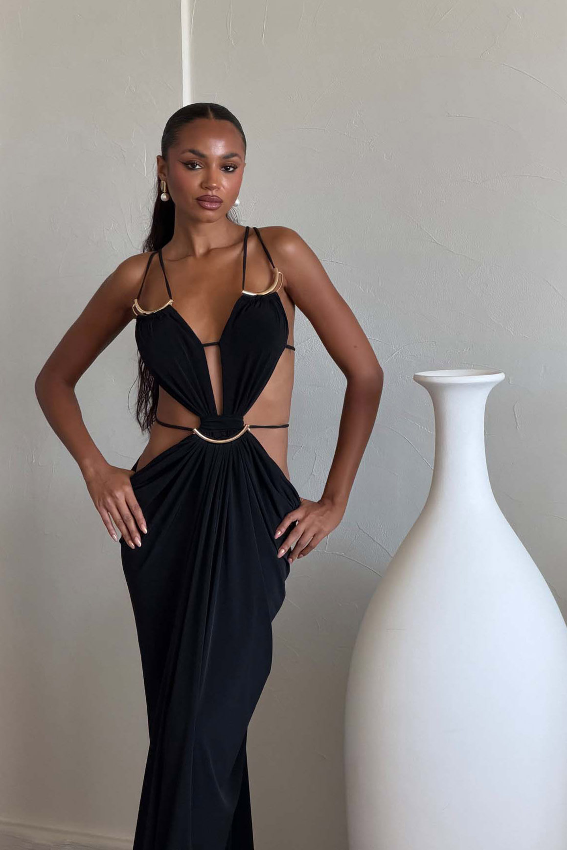 Anemos μάξι φόρεμα με cut out και χρυσούς κρίκους μαύρο - Image 2