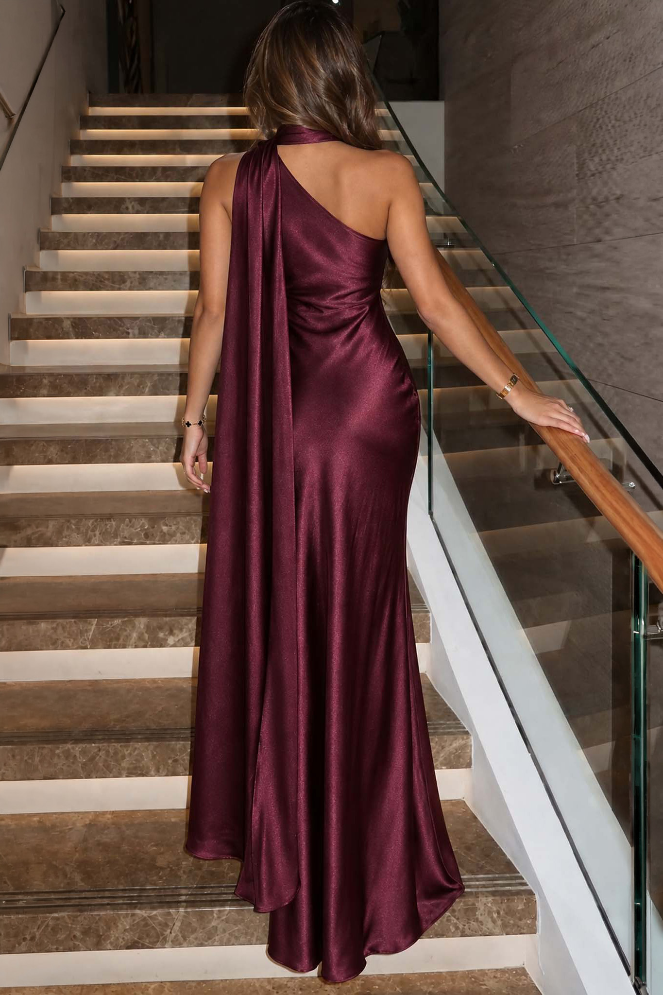 Evelina σατέν μάξι φόρεμα με έναν ώμο μπορντό - Image 2