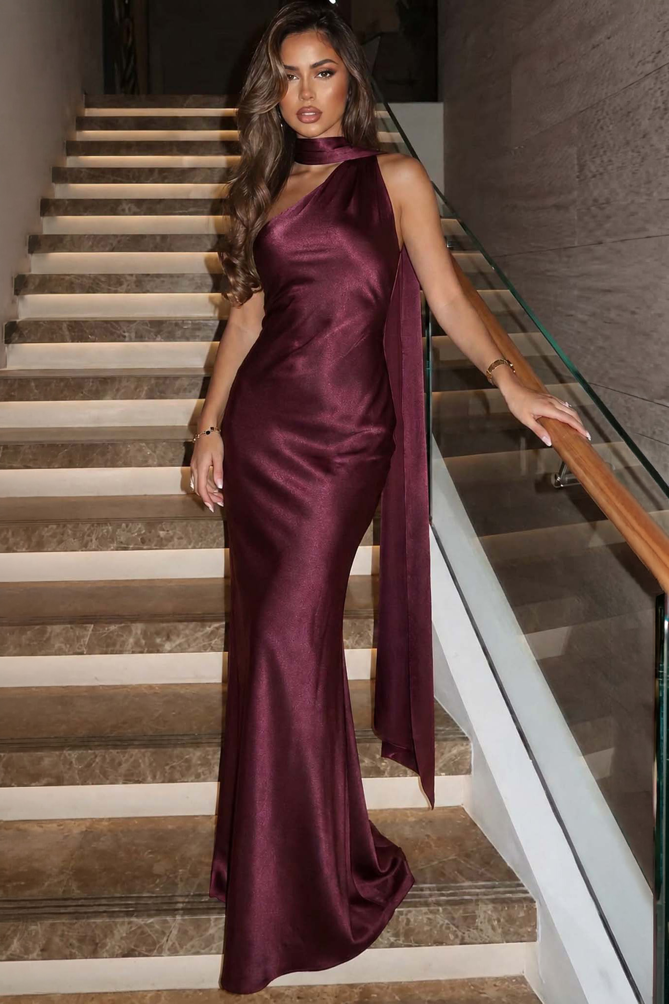Evelina σατέν μάξι φόρεμα με έναν ώμο μπορντό Evelina σατέν μάξι φόρεμα με έναν ώμο μπορντό - Image 1