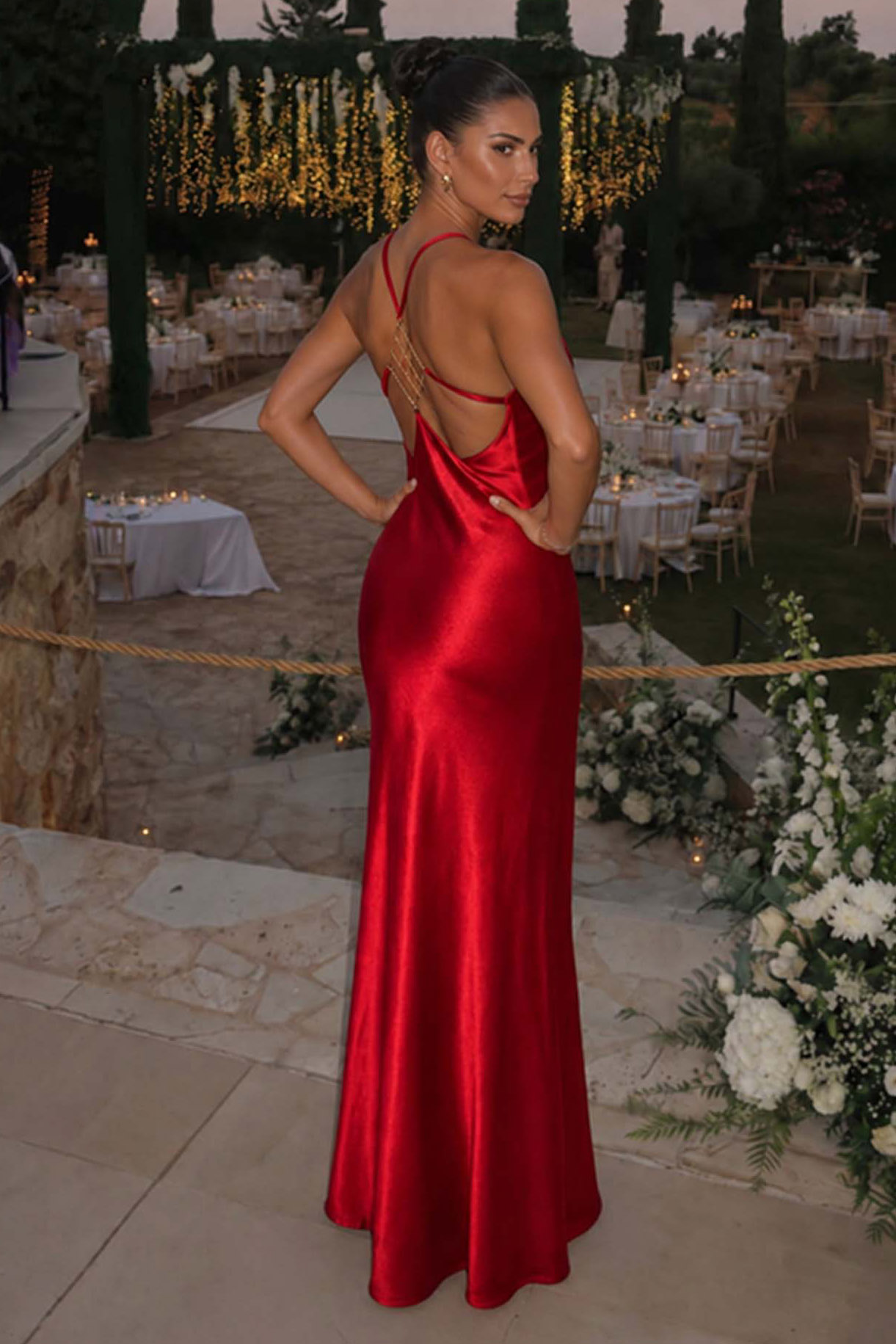 Grace Φόρεμα μάξι σατέν με ανοιχτή πλάτη και κόσμημα κόκκινο - Image 2